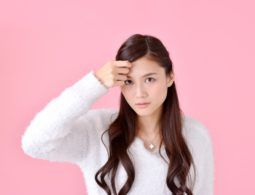 前髪や生え際だけ白髪が増えた 6つの原因と4つの対処法 改善法 美髪ラボ 白髪染め カラートリートメント総合サイト リカラ